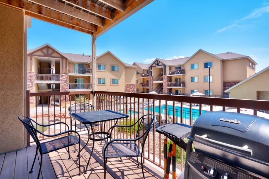 6H Spacious Redcliff Condo, Pool & Hot Tub Моуаб Екстериор снимка