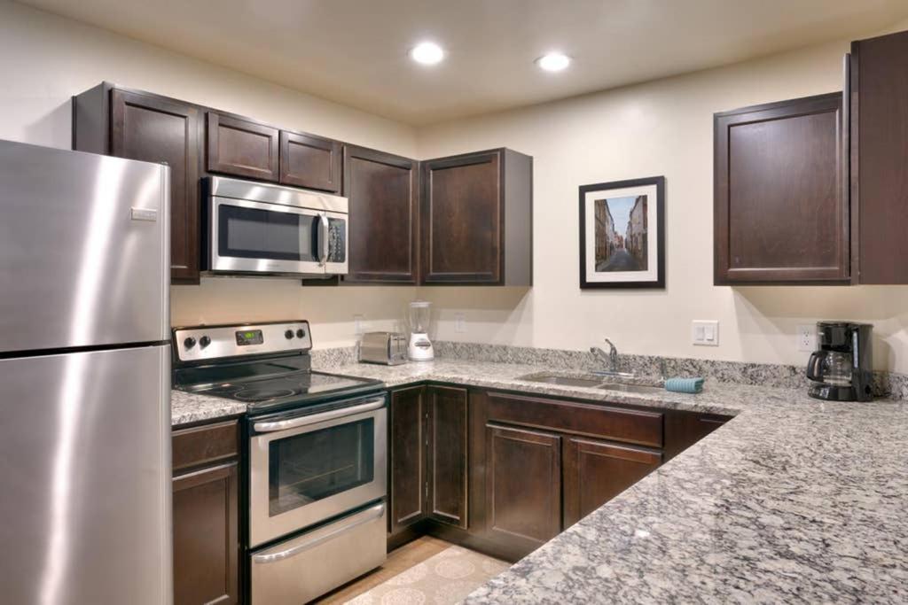 6H Spacious Redcliff Condo, Pool & Hot Tub Моуаб Екстериор снимка